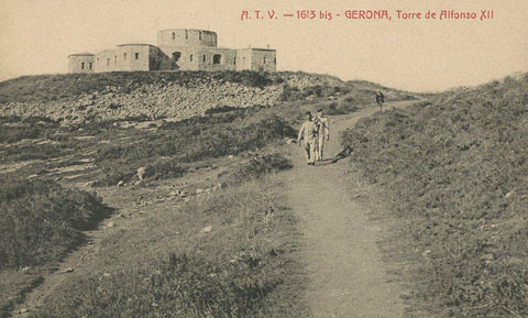 La torre d'Alfons XII, a la muntanya de les Pedreres. En primer terme, soldats de la guarnició. 1905-1911