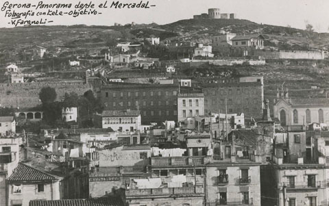 Vista panoràmica de la muntanya de les Pedreres i la torre Alfons XII des d'un punt elevat del barri del Mercadal. Al centre, la galeria d'Amis Unal instal·lada al terrat del núm. 7 del carrer Abeuradors. En segon, un tram de la muralla de les Pedreres i a la dreta, el convent de les Vetlladores. 1931