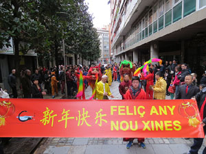 Celebració de l'any nou xinès a Girona. La cercavila