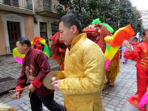 Celebració de l'any nou xinès a Girona. La cercavila