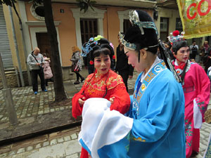 Celebració de l'any nou xinès a Girona. La cercavila