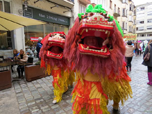 Celebració de l'any nou xinès a Girona. La cercavila