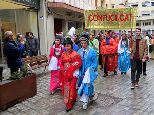 Celebració de l'any nou xinès a Girona. La cercavila