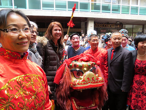 L'alcaldessa de Girona, Marta Madrenas i el regidor Eduard Berloso amb el president i la secret&agrave;ria de l'associaci&oacute; de la comunitat xinesa a Girona, Yawen Yang, durant la festa