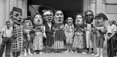 Els capgrossos de la ciutat davant la porta de l'Ajuntament, a la pla&ccedil;a del Vi. 1950