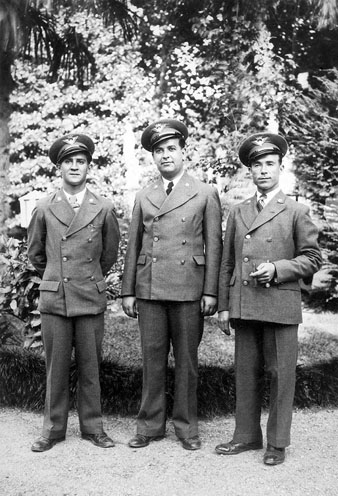 Retrat de tres funcionaris de Correus amb uniforme als jardins de la Reina Victòria, a la Devesa. 1933