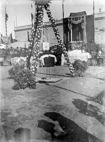 Estructura i altar instal·lats per a l'acte de col·locació de la primera pedra de l'edifici de Correus i Telègrafs de Girona, 30 d'octubre de 1916