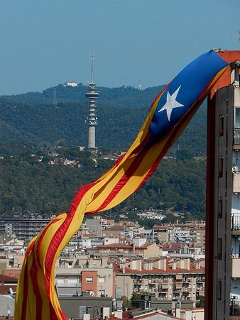 Estelada gegant penjada al gratacels