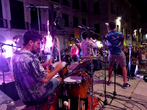 Diada Nacional 2016. Concert del grup Falciots Ninja a la plaça del Vi