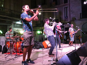 Diada Nacional 2016. Concert del grup Falciots Ninja a la plaça del Vi