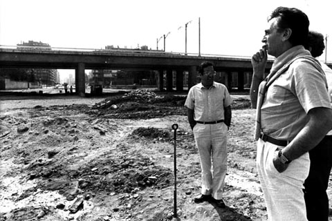 L'escultor Andreu Alfaro durant la preparaci&oacute; de la instal&middot;laci&oacute; de la seva escultura a la pla&ccedil;a d'Europa de Girona