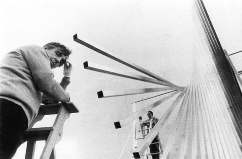 L'escultor Andreu Alfaro supervisa la instal&middot;laci&oacute; de la seva escultura a la pla&ccedil;a d'Europa de Girona. 25 de maig 1984