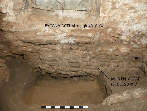 Vista de les restes localitzades al sondeig 1. Sota el mur de la actual façana ha estat localitzat un mur duna construcció preexistent. Els materials associats a la seva construcció proporcionen una cronologia situada als volts del segle X, en plena època carolíngia