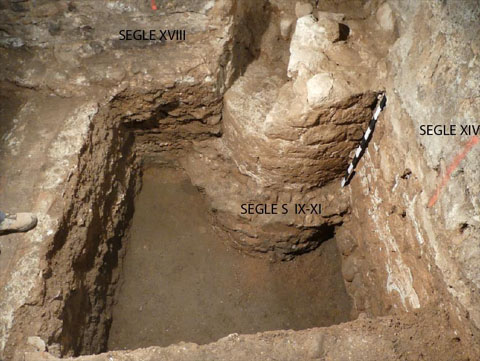 Vista de lestructura circular localitzada al sondeig 2. Tal i com sindica a la imatge sobserva com les elevacions destructures posteriors sadossen i fragmenten parcialment lestructura