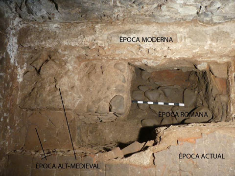 Vista de les estructures localitzades a l'interior del sondeig 3. La superposició destructures que saprecia a la imatge, respon a levolució històrica de lindret