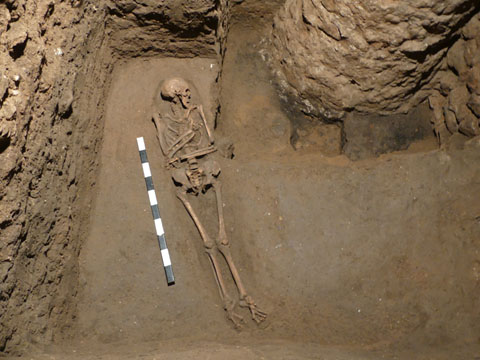 Inhumació en tomba de fosa simple, datació baix imperial (segle III dC)
