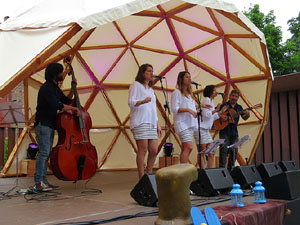Festivalot 2016. Actuaci&oacute; de Les Anxovetes a la pla&ccedil;a del Pallol