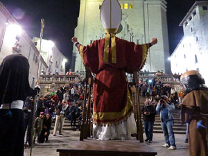 Fires 2016. La Beatufarra, descens del Beatusaure per les escales de la Catedral de Girona