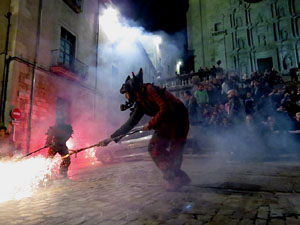 Fires 2016. La Beatufarra, descens del Beatusaure per les escales de la Catedral de Girona