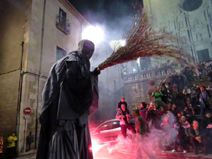 Fires 2016. La Beatufarra, descens del Beatusaure per les escales de la Catedral de Girona