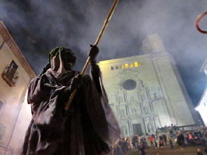 Fires 2016. La Beatufarra, descens del Beatusaure per les escales de la Catedral de Girona