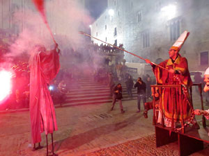 Fires 2016. La Beatufarra, descens del Beatusaure per les escales de la Catedral de Girona