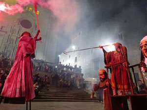 Fires 2016. La Beatufarra, descens del Beatusaure per les escales de la Catedral de Girona