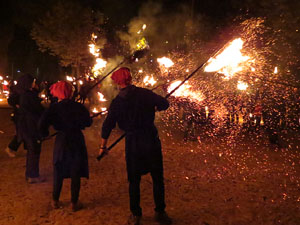 Fires 2016. Espectacle de foc i m&uacute;sica Llumin&agrave;ries de Fires, a c&agrave;rrec de Taller de Magn&egrave;sia i Els Berros de la Cort