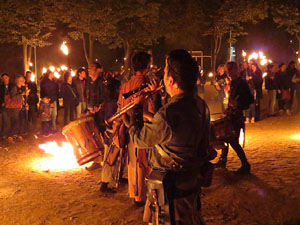 Fires 2016. Espectacle de foc i m&uacute;sica Llumin&agrave;ries de Fires, a c&agrave;rrec de Taller de Magn&egrave;sia i Els Berros de la Cort