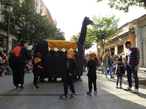 Fires 2016. Passejada de la Mula Baba i teatre de titelles a la Rambla de la Llibertat