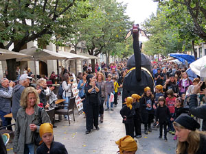 Fires 2016. Passejada de la Mula Baba i teatre de titelles a la Rambla de la Llibertat