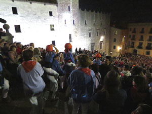 Fires 2016. Pujada d'un pilar per les escales de la Catedral, a càrrec dels Marrecs de Salt