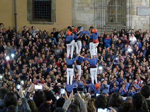 Fires 2016. Pujada d'un pilar per les escales de la Catedral, a càrrec dels Marrecs de Salt