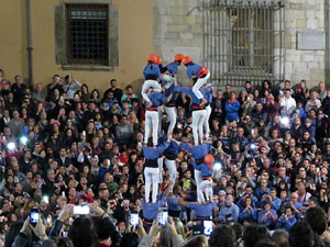 Fires 2016. Pujada d'un pilar per les escales de la Catedral, a càrrec dels Marrecs de Salt