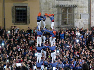 Fires 2016. Pujada d'un pilar per les escales de la Catedral, a càrrec dels Marrecs de Salt