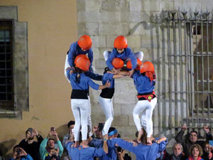 Fires 2016. Pujada d'un pilar per les escales de la Catedral, a càrrec dels Marrecs de Salt