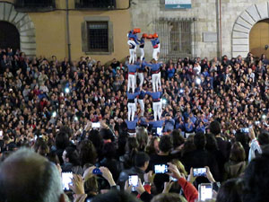 Fires 2016. Pujada d'un pilar per les escales de la Catedral, a càrrec dels Marrecs de Salt