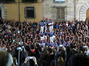 Fires 2016. Pujada d'un pilar per les escales de la Catedral, a càrrec dels Marrecs de Salt