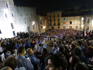 Fires 2016. Pujada d'un pilar per les escales de la Catedral, a càrrec dels Marrecs de Salt
