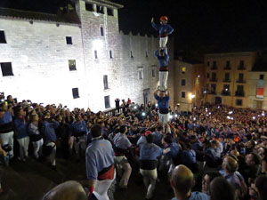 Fires 2016. Pujada d'un pilar per les escales de la Catedral, a càrrec dels Marrecs de Salt