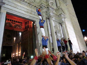 Fires 2016. Pujada d'un pilar per les escales de la Catedral, a càrrec dels Marrecs de Salt