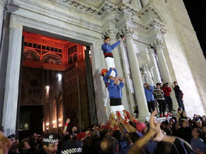 Fires 2016. Pujada d'un pilar per les escales de la Catedral, a càrrec dels Marrecs de Salt