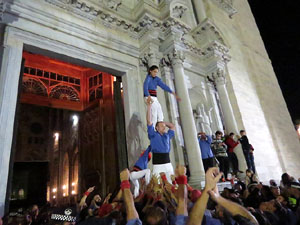 Fires 2016. Pujada d'un pilar per les escales de la Catedral, a càrrec dels Marrecs de Salt
