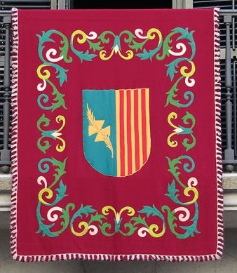 Domassos als balcons de l'Ajuntament amb els escuts dels antics pobles de Santa Eug&egrave;nia de Ter, Sant Daniel i Palau Sacosta