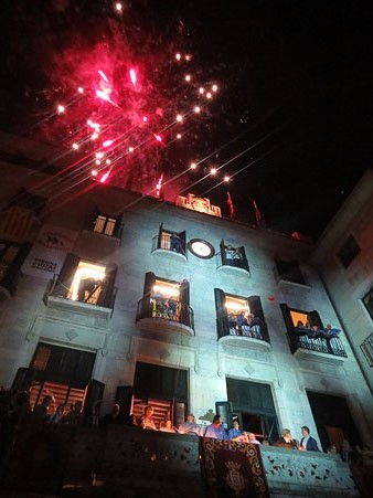 Focs artificials des del terrat de l'Ajuntament a la finalitzaci&oacute; del preg&oacute;