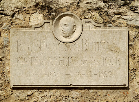 Làpida dedicada al pare Butinyà sobre la coberta de la cisterna