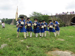 Girona resisteix! Jornades de recreació històrica de la Guerra de Successió. Castell de Montjuïc. Combat al pati d'armes