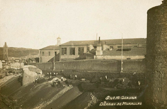 Obres d'enderrocament d'un tram de la muralla del Mercadal al tram comprès entre els baluards de la Santa Creu i el del Governador. 1908-1912