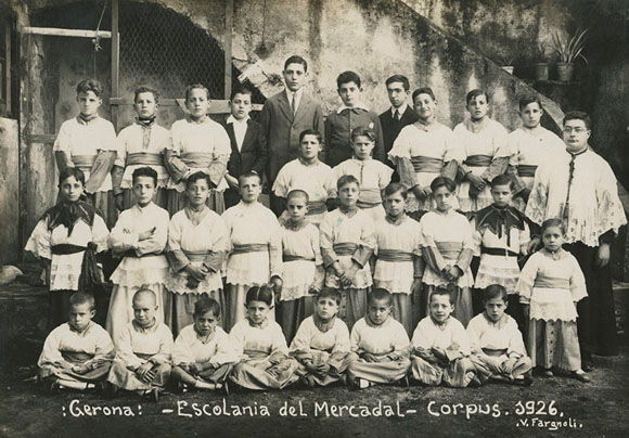 Retrat de grup dels alumnes de l'Escolania del Mercadal, vestits d'escolans, el dia de Corpus. 1926