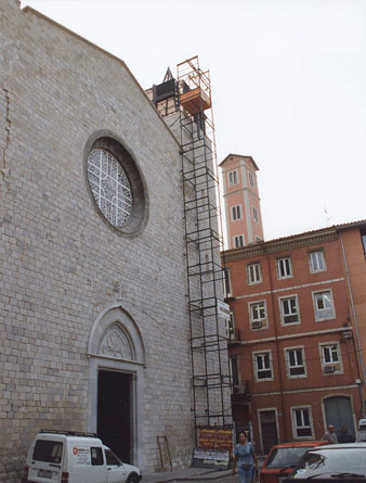 Vista de la cúpula metàl·lica del campanar i de la façana principal i lateral de l'església del Mercadal després de les obres de rehabilitació. Setembre 1992